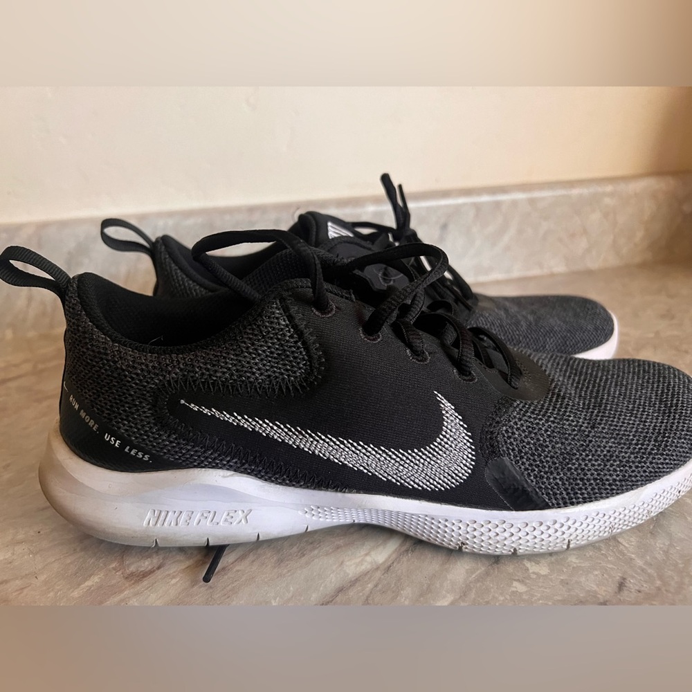 Nike Women's Flex Experience Run 10 women’s Size 10